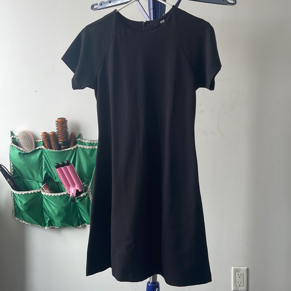 Uniqlo plain black crew neck dress. Worn a few times. Size S.